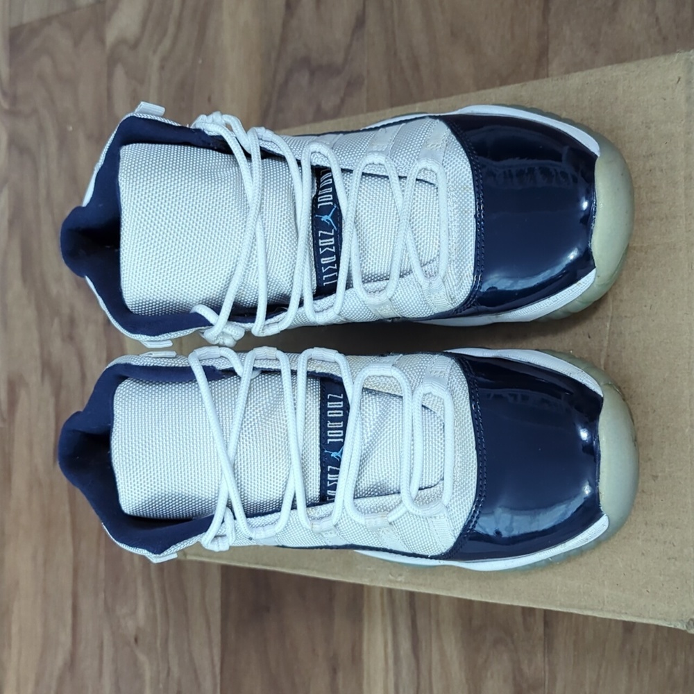 SLIGHY WORN - JORDAN 11 - WIN LIKE 82 - BIG KIDS 5.5